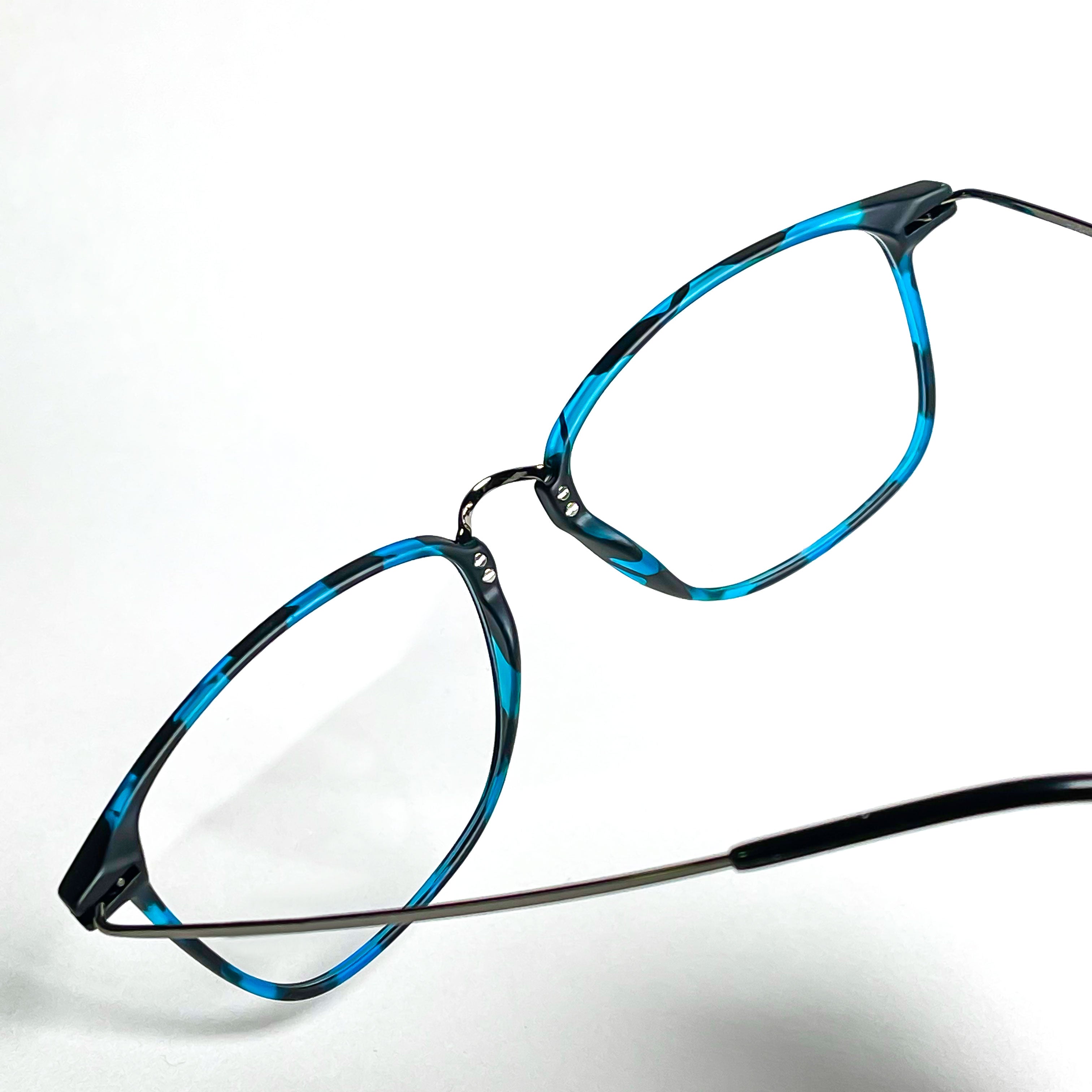 New Classic Eyewear, New Classic Glasses Styles – Väri Eyewear